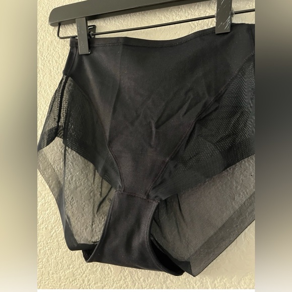 Leonisa Undetectable Comfy Shaper Panty Size M - Picture 4 of 7